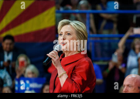 Phoenix, Arizona, USA. 21Th Mars, 2016. Ancien secrétaire d'Etat américaine Hillary Clinton parle pendant un rassemblement électoral le jour avant les élections primaires de l'Arizona à Carl Hayden Community High School, à Phoenix, en Arizona. Crédit : Jennifer Mack/Alamy Live News Banque D'Images