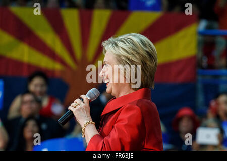 Phoenix, Arizona, USA. 21Th Mars, 2016. Ancien secrétaire d'Etat américaine Hillary Clinton parle pendant un rassemblement électoral le jour avant les élections primaires de l'Arizona à Carl Hayden Community High School, à Phoenix, en Arizona. Crédit : Jennifer Mack/Alamy Live News Banque D'Images