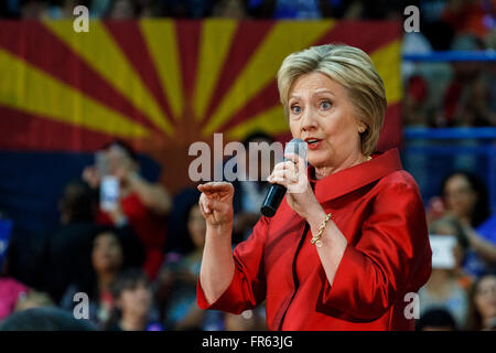 Phoenix, Arizona, USA. 21Th Mars, 2016. Ancien secrétaire d'Etat américaine Hillary Clinton parle pendant un rassemblement électoral le jour avant les élections primaires de l'Arizona à Carl Hayden Community High School, à Phoenix, en Arizona. Crédit : Jennifer Mack/Alamy Live News Banque D'Images