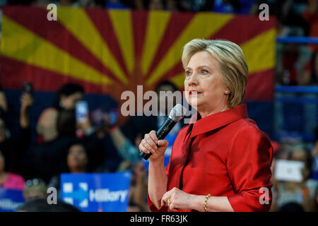 Phoenix, Arizona, USA. 21Th Mars, 2016. Ancien secrétaire d'Etat américaine Hillary Clinton parle pendant un rassemblement électoral le jour avant les élections primaires de l'Arizona à Carl Hayden Community High School, à Phoenix, en Arizona. Crédit : Jennifer Mack/Alamy Live News Banque D'Images