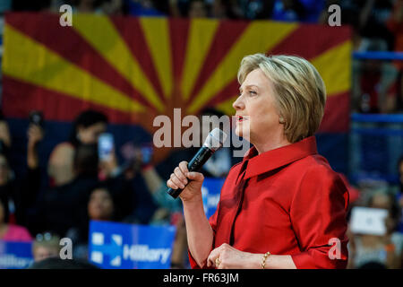 Phoenix, Arizona, USA. 21Th Mars, 2016. Ancien secrétaire d'Etat américaine Hillary Clinton parle pendant un rassemblement électoral le jour avant les élections primaires de l'Arizona à Carl Hayden Community High School, à Phoenix, en Arizona. Crédit : Jennifer Mack/Alamy Live News Banque D'Images