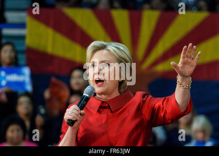 Phoenix, Arizona, USA. 21Th Mars, 2016. Ancien secrétaire d'Etat américaine Hillary Clinton parle pendant un rassemblement électoral le jour avant les élections primaires de l'Arizona à Carl Hayden Community High School, à Phoenix, en Arizona. Crédit : Jennifer Mack/Alamy Live News Banque D'Images