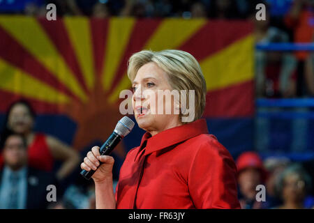 Phoenix, Arizona, USA. 21Th Mars, 2016. Ancien secrétaire d'Etat américaine Hillary Clinton parle pendant un rassemblement électoral le jour avant les élections primaires de l'Arizona à Carl Hayden Community High School, à Phoenix, en Arizona. Crédit : Jennifer Mack/Alamy Live News Banque D'Images