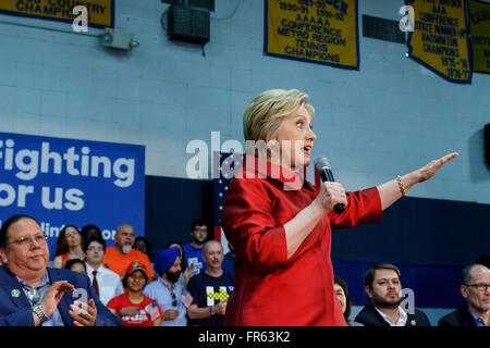 Phoenix, Arizona, USA. 21Th Mars, 2016. Ancien secrétaire d'Etat américaine Hillary Clinton parle pendant un rassemblement électoral le jour avant les élections primaires de l'Arizona à Carl Hayden Community High School, à Phoenix, en Arizona. Crédit : Jennifer Mack/Alamy Live News Banque D'Images