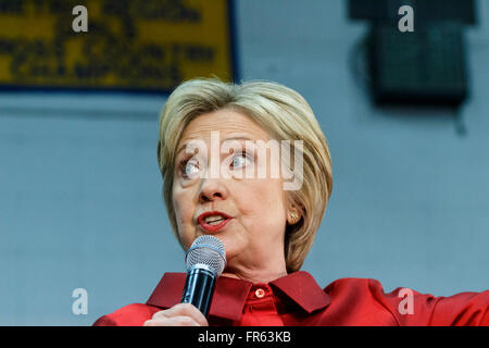 Phoenix, Arizona, USA. 21Th Mars, 2016. Ancien secrétaire d'Etat américaine Hillary Clinton parle pendant un rassemblement électoral le jour avant les élections primaires de l'Arizona à Carl Hayden Community High School, à Phoenix, en Arizona. Crédit : Jennifer Mack/Alamy Live News Banque D'Images