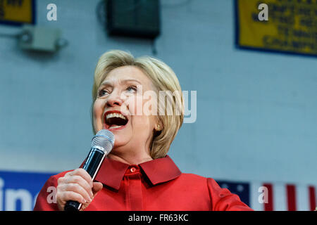 Phoenix, Arizona, USA. 21Th Mars, 2016. Ancien secrétaire d'Etat américaine Hillary Clinton parle pendant un rassemblement électoral le jour avant les élections primaires de l'Arizona à Carl Hayden Community High School, à Phoenix, en Arizona. Crédit : Jennifer Mack/Alamy Live News Banque D'Images