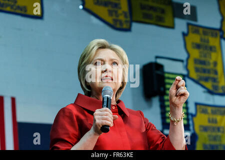 Phoenix, Arizona, USA. 21Th Mars, 2016. Ancien secrétaire d'Etat américaine Hillary Clinton parle pendant un rassemblement électoral le jour avant les élections primaires de l'Arizona à Carl Hayden Community High School, à Phoenix, en Arizona. Crédit : Jennifer Mack/Alamy Live News Banque D'Images