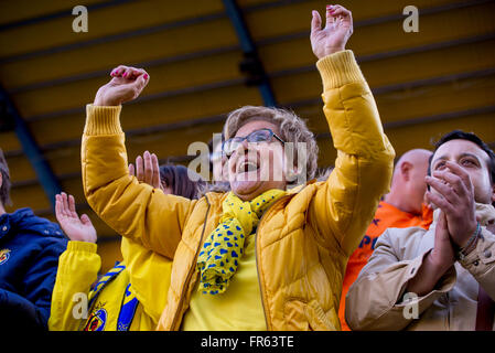 VILLARREAL, ESPAGNE - 20 mars : des supporters à l'adéquation entre la Liga Villarreal CF et le FC Barcelone au Stade El Madrigal le 20 mars 2016 à Villarreal, Espagne. Banque D'Images