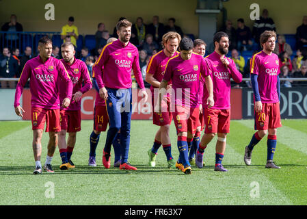 VILLARREAL, ESPAGNE - MAR 20 joueurs de football FC Barcelone : réchauffer avant le match de la Liga entre Villarreal CF et le FC Barcelone au Stade El Madrigal le 20 mars 2016 à Villarreal, Espagne. Banque D'Images