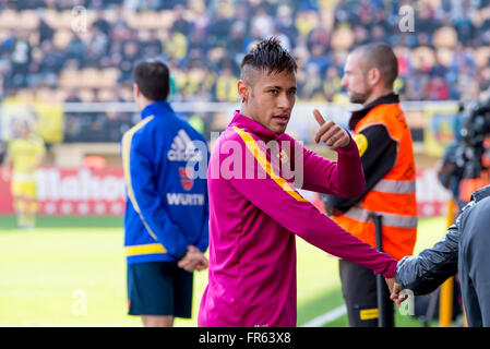 VILLARREAL, ESPAGNE - 20 mars : Neymar se réchauffe avant le match de la Liga entre Villarreal CF et le FC Barcelone au Stade El Madrigal le 20 mars 2016 à Villarreal, Espagne. Banque D'Images
