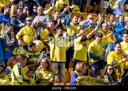 VILLARREAL, ESPAGNE - 20 mars : des supporters à l'adéquation entre la Liga Villarreal CF et le FC Barcelone au Stade El Madrigal le 20 mars 2016 à Villarreal, Espagne. Banque D'Images