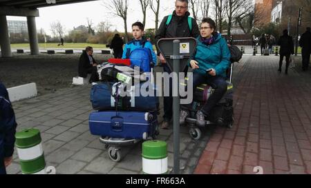 Bruxelles, Belgique. Mar 22, 2016. Les passagers sont bloqués à l'aéroport international de Bruxelles à Bruxelles, Belgique, le 22 mars 2016. Des explosions ont été entendues à l'aéroport de Zaventem à Bruxelles peu avant 8h00 heure locale mardi, où plusieurs personnes ont été blessées, la RTBF a cité des témoins que l'établissement de rapports. Credit : Gong Bing/Xinhua/Alamy Live News Banque D'Images