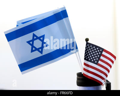 Leipzig, Allemagne. 18 Mar, 2016. Les drapeaux d'Israël et des États-Unis sur la photo lors de la foire du livre de Leipzig, Allemagne, 18 mars 2016. Photo : JENS KALAENE/dpa/Alamy Live News Banque D'Images