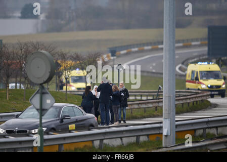 Bruxelles, Belgique. Mar 22, 2016. Les gens sont évacués de l'aéroport de Bruxelles à Bruxelles, Belgique, le 22 mars 2016. Au moins 13 personnes auraient été morts après des explosions à l'aéroport de Bruxelles et d'une station de métro, le mardi. Credit : Ye Pingfan/Xinhua/Alamy Live News Banque D'Images