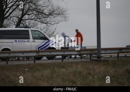 Bruxelles, Belgique. Mar 22, 2016. Les gens sont évacués de l'aéroport de Bruxelles à Bruxelles, Belgique, le 22 mars 2016. Au moins 13 personnes auraient été morts après des explosions à l'aéroport de Bruxelles et d'une station de métro, le mardi. Credit : Ye Pingfan/Xinhua/Alamy Live News Banque D'Images