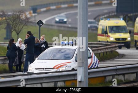 Bruxelles, Belgique. Mar 22, 2016. Les gens sont évacués de l'aéroport de Bruxelles à Bruxelles, Belgique, le 22 mars 2016. Au moins 13 personnes auraient été morts après des explosions à l'aéroport de Bruxelles et d'une station de métro, le mardi. Credit : Ye Pingfan/Xinhua/Alamy Live News Banque D'Images