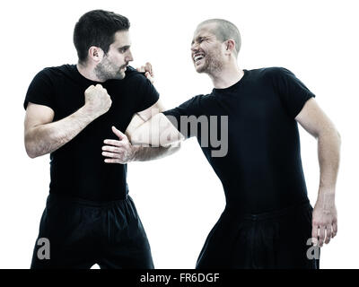 Deux hommes de race blanche le Krav maga lutte contre les combattants silhouette isolé sur fond blanc Banque D'Images