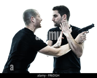 Deux hommes de race blanche le Krav maga lutte contre les combattants silhouette isolé sur fond blanc Banque D'Images