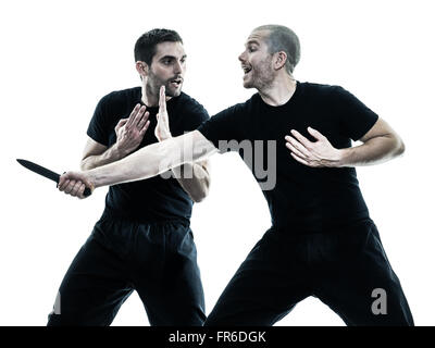 Deux hommes de race blanche le Krav maga lutte contre les combattants silhouette isolé sur fond blanc Banque D'Images