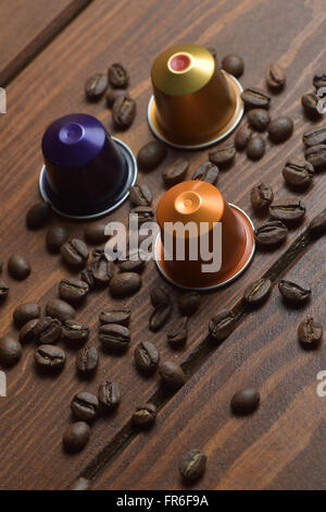 Studio shot - grains de café et des capsules à café Banque D'Images