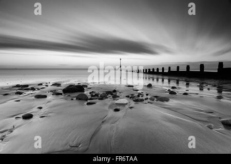 Le noir et blanc d'une exposition longue à Hornsea beach, East Yorkshire. Banque D'Images