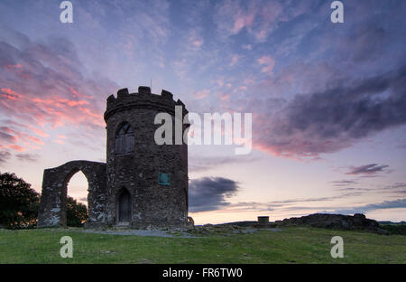 Coucher de soleil derrière le vieux John à Bradgate Park, Leicestershire. Banque D'Images