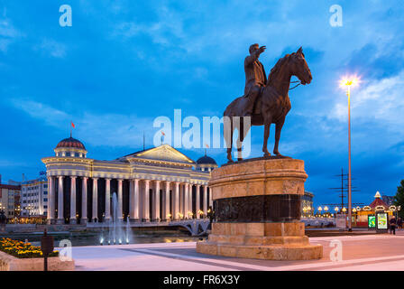 République de Macédoine, Skopje, le Musée Archéologique de Macédoine et le pont des civilisations Banque D'Images