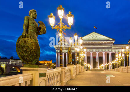 République de Macédoine, Skopje, le Musée Archéologique de Macédoine et le pont des civilisations Banque D'Images