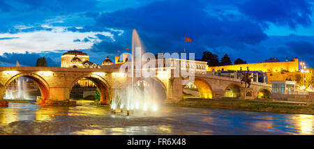 République de Macédoine, Skopje, le pont de pierre sur la rivière Vardar Banque D'Images