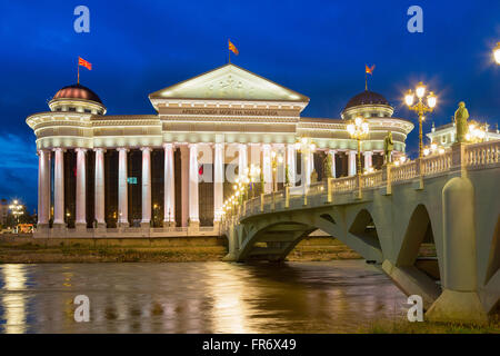 République de Macédoine, Skopje, le Musée Archéologique de Macédoine et le pont des civilisations Banque D'Images