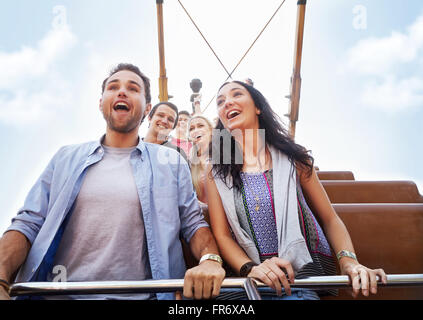 Couple enthousiaste équitation amusement park ride Banque D'Images