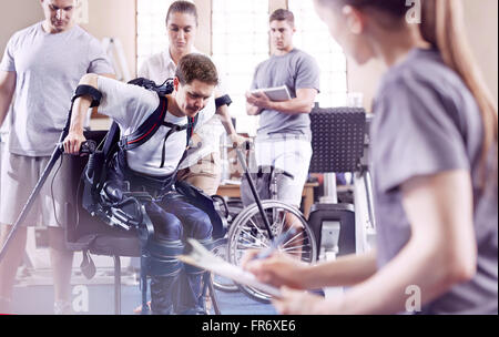 L'homme avec l'avant bras béquilles en physiothérapie Banque D'Images