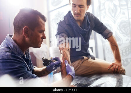 Artiste de tatouage tatouage avant-bras de l'homme Banque D'Images