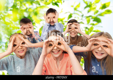 Heureux les enfants faisant des grimaces et en s'amusant Banque D'Images