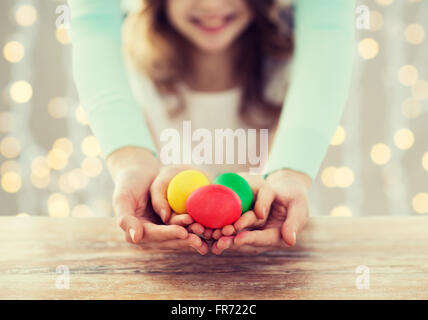 Close up of happy family holding Easter eggs Banque D'Images