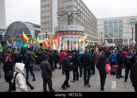 De kurdes protestant contre le gouvernement turc, exigeant la fin de la guerre au Kurdistan. Berlin, Allemagne. Banque D'Images