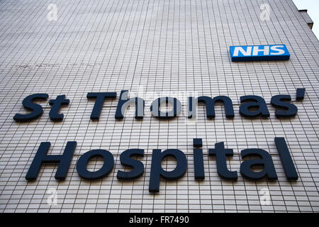 St Thomas Hospital près de Waterloo Station sur la rive sud de la Tamise à côté de Westminster Bridge London England Banque D'Images