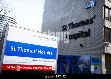 St Thomas Hospital près de Waterloo Station sur la rive sud de la Tamise à côté de Westminster Bridge London England Banque D'Images