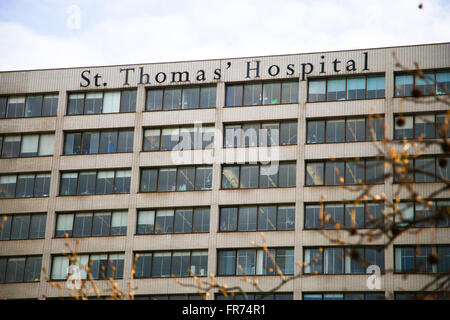 St Thomas Hospital près de Waterloo Station sur la rive sud de la Tamise à côté de Westminster Bridge London England Banque D'Images