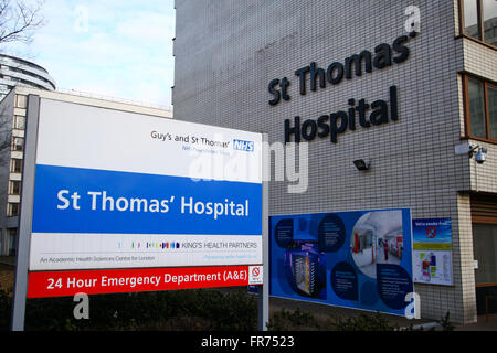 St Thomas Hospital près de Waterloo Station sur la rive sud de la Tamise à côté de Westminster Bridge London England Banque D'Images