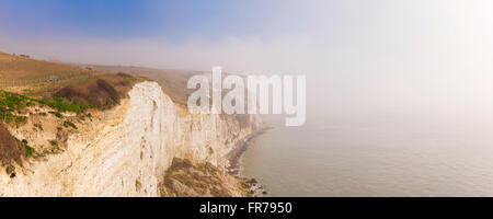 Les falaises blanches de Douvres sur un beau matin brumeux, photographié d'en haut. Banque D'Images