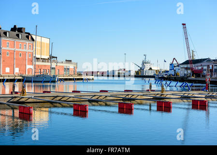 Kalmar, Suède - le 17 mars 2016 marina Kalmar : au début du printemps sur un clam et encore jour. Les quais de chargement à l'arrière-plan. Très fe Banque D'Images
