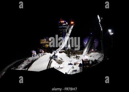 Mourir, mourir Skisprungschanze Erdinger Arena à Oberstdorf zur Zeit der Internationalen Vierschanzentournee. Banque D'Images