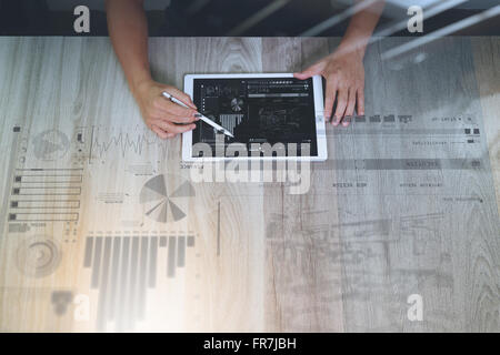 Vue du dessus de la main Designer travaillant avec l'ordinateur tablette numérique avec schéma de conception d'effet sur la couche d'un bureau en bois responsive web comme Banque D'Images