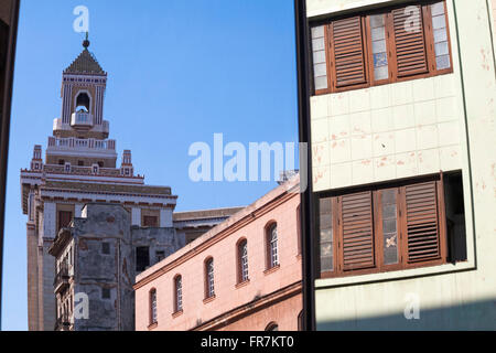 Des capacités de réflexions, Edificio Bacardi Bacardi Palace, et les bâtiments voisins en édifice moderne en verre à La Havane, Cuba, Antilles, Caraïbes Banque D'Images