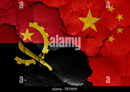 Drapeaux de l'Angola et la Chine peint sur mur fissuré Banque D'Images