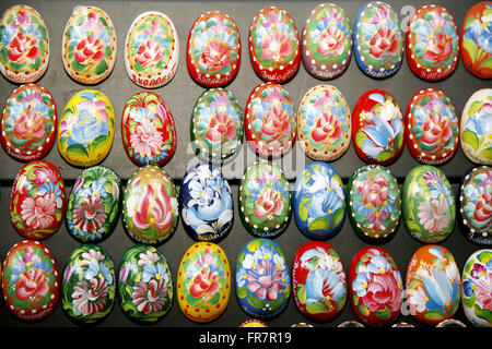 BUDAPEST, HONGRIE - le 4 mars 2016 : sous les oeufs de Pâques colorés à vendre comme un symbole de fête à Budapest Market Hall Banque D'Images