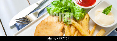 Poulet pané frit avec salade et frites Banque D'Images