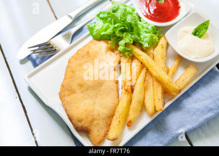 Poulet pané frit avec salade et frites Banque D'Images