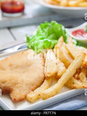 Poulet pané frit avec salade et frites Banque D'Images